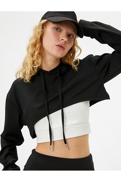 Koton Kurzes Kapuzen-Sweatshirt mit langen Ärmeln und bequemer Passform
