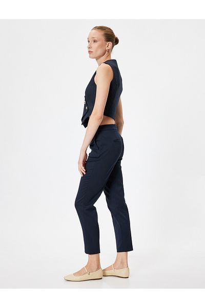 Koton Kurze Zigarettenhose mit normaler Passform und Taschen