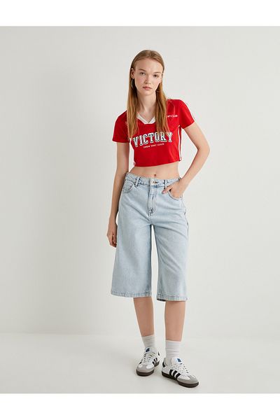 Koton Bedrucktes Crop-T-Shirt mit V-Ausschnitt – Jersey-Optik, Farbkontrast