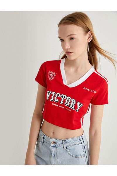 Koton Bedrucktes Crop-T-Shirt mit V-Ausschnitt – Jersey-Optik, Farbkontrast