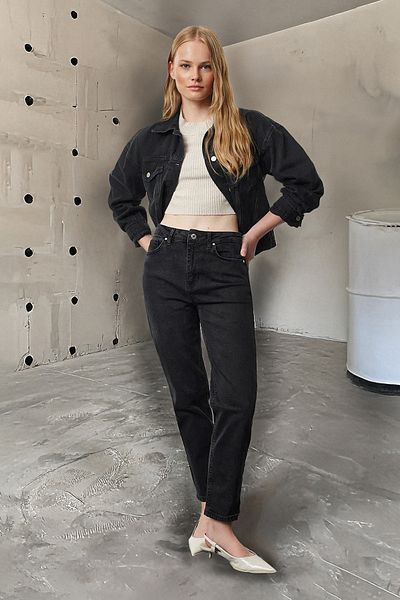 Trendyol Collection Czarne dopasowane jeansy Mom Jeans - Twoaw25je00113