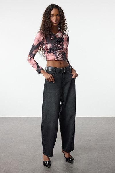 Trendyol Collection Μαύρη Crop μπλούζα με αφηρημένη λεπτομέρεια ντραπέ - TWOAW25BZ00302