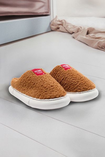 TRENDYOL SHOES Braune Plüsch-Hausschuhe mit gewebtem Etikett für Damen TAKAW25ER00012