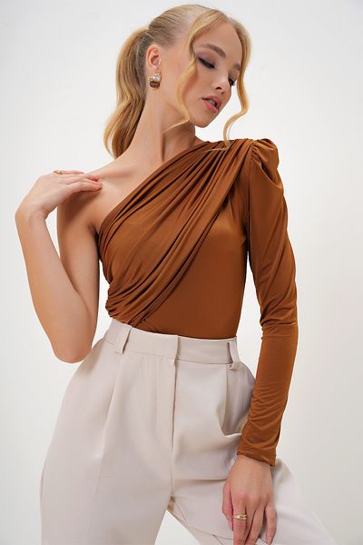 Trend Alaçatı Stili Braune, drapierte Bluse mit einer Schulter – Sandy Snap, Prinzessinnenärmel ALC-X13102