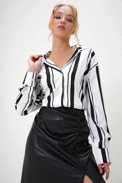 Trend Alaçatı Stili Schwarzes Damen-Hemd aus Seidensatin mit V-Ausschnitt und Digitaldruck ALC-X13022