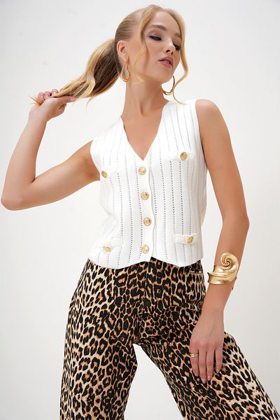 Trend Alaçatı Stili Damen-Strickweste in Ecru mit V-Ausschnitt, Goldknopf und Taschendetail ALC-X13113