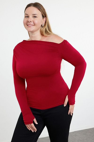 Trendyol Curve Rote Sandy-Strickbluse in Übergröße mit asymmetrischem Kragen TBBAW25AF00013