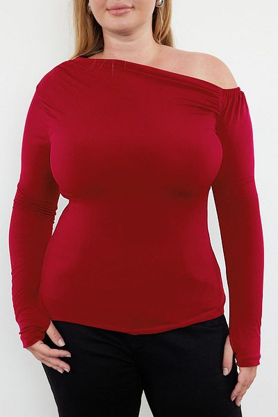 Trendyol Curve Rote Sandy-Strickbluse in Übergröße mit asymmetrischem Kragen TBBAW25AF00013