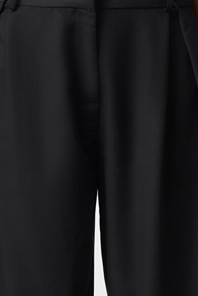 Trendyol Collection Černé tkané kalhoty se širokými nohavicemi - Detail na knoflík, Plisované Twoaw25Pl00108