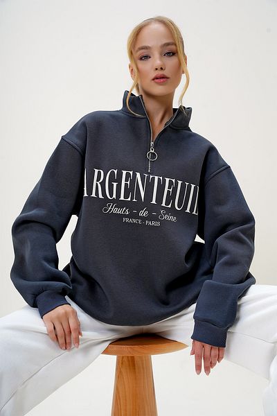 Trend Alaçatı Stili Anthrazitfarbenes Damen-Sweatshirt mit halbem Rollkragen und Textdruck auf der Vorderseite, innen gerippt, mit Reißverschluss ALC-X13086