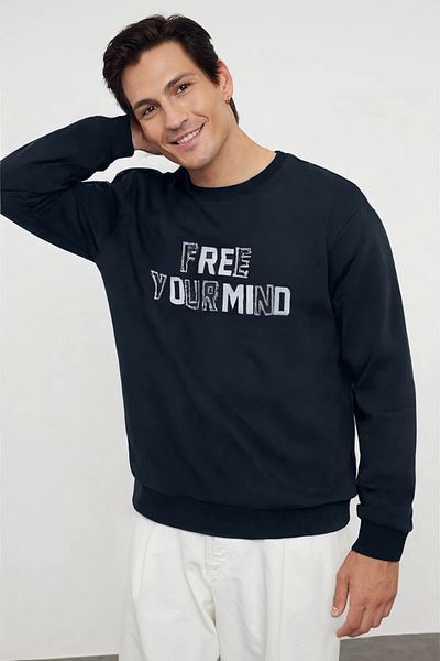 Trendyol Collection Темно-синій світшот з принтом з великою горловиною TMNAW25SW00159