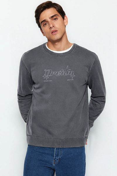 Trendyol Collection Anthrazitfarbenes Oversize-/Weitschnitt-Sweatshirt mit Rundhalsausschnitt, Text-Stickerei und Pale-Effekt TMNAW25SW00055