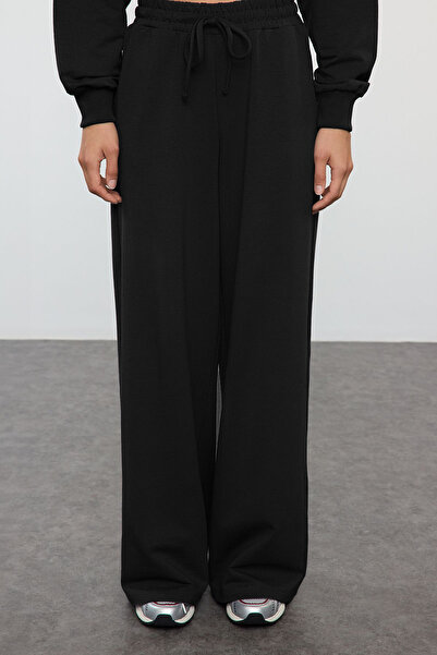 Trendyol Collection Φούτερ άνετο με μαύρο πλεκτό ύφασμα και φόρμα με φαρδύ μπατζάκι - TWOAW25EM00004