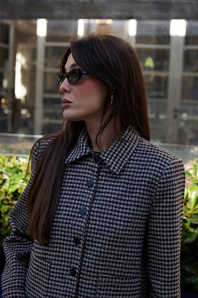 Trendyol Collection Beigefarbene Crop-Webjacke mit Hahnentrittmuster TWOAW25CE00070