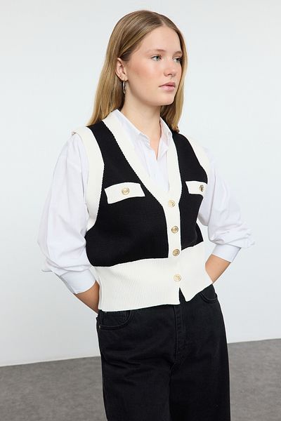 Trendyol Collection Black Slim Pocket Detailed V-Neck Fitted Knitwear Vest Twoaw25Ye00029