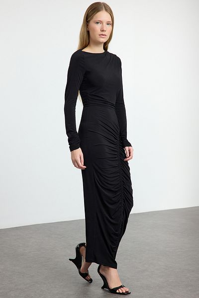 Trendyol Collection Flexibilní midi pletené šaty – černé, detail závěsu, vypasované Twoaw25El00561