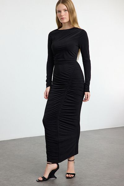 Trendyol Collection Flexibilní midi pletené šaty – černé, detail závěsu, vypasované Twoaw25El00561