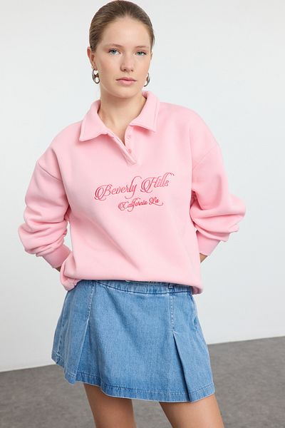 Trendyol Collection Hellrosa besticktes Hemdkragen-Sweatshirt – reguläre Passform, dicke Innenseite, Fleece TWOAW24SW00182