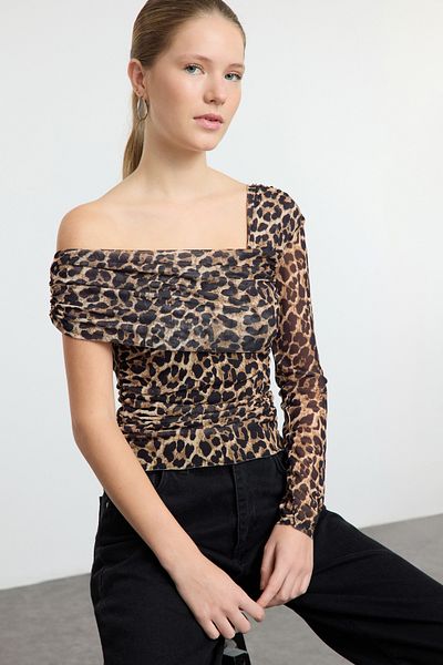 Trendyol Collection Καφέ λεοπάρ στάμπα ασύμμετρη λαιμόκοψη ελαστική πλεκτή μπλούζα που εφαρμόζει στο σώμα TWOAW25BZ00314