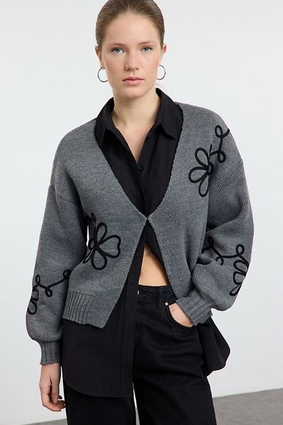 Trendyol Collection Antracitová výšivka Detailní pletenina s výstřihem do V Cardigan Twoaw25Hi00291