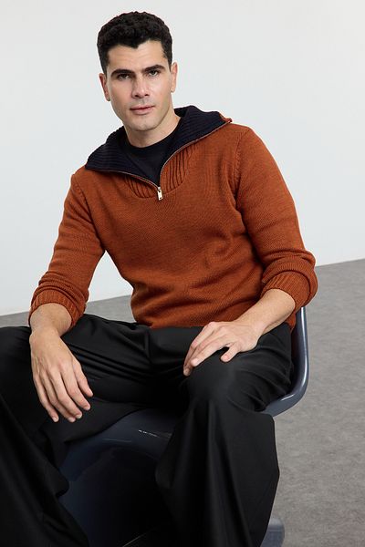 Trendyol Collection Πλεκτό πουλόβερ σε χρώμα τούβλο Casual με μισό ζιβάγκο - TMNAW25KZ00008