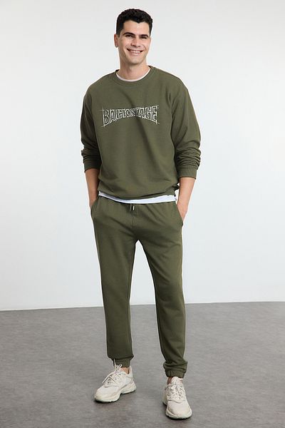 Trendyol Collection Khakifarbenes, übergroßes Trainingsanzug-Set mit Textaufdruck - Tmnaw25em00009