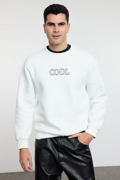 Trendyol Collection Пухкав суитшърт от бял полар - с отпечатан текст, стандартна кройка Tmnaw25Sw00190