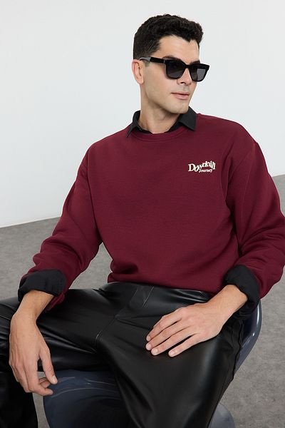 Trendyol Collection Weinrotes Oversize-Sweatshirt mit weitem Schnitt vorne, Stickerei, bedrucktem Rücken und Fleece-Innenseite TMNAW25SW00014