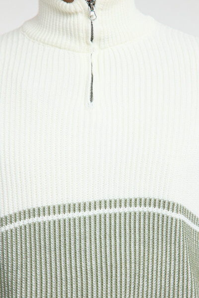 Trendyol Collection Zielony regularny sweter z półgolfem w blokach kolorów TMNAW25KZ00006