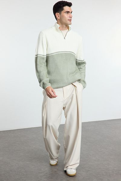 Trendyol Collection Grüner normaler halber Rollkragenpullover mit Farbblockierung TMNAW25KZ00006