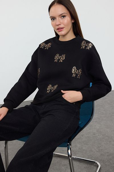 Trendyol Collection Schwarzes, dickes Sweatshirt mit Fleece-Leoparden-Detail – Bandstickerei, TWOAW25SW00307