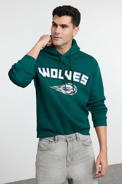 Trendyol Collection Smaragdově zelená oversize/široký střih s kapucí College potištěná mikina Tmnaw25Sw00095