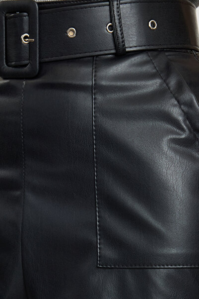 Trendyol Collection Černé mini šortky s vysokým pasem a bermudy Twoaw25Sr00050