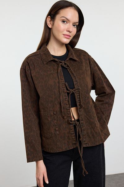Trendyol Collection Braune, übergroße Jeansjacke mit mehrfarbigem Leopardenmuster und Bindedetail TWOAW25CE00023