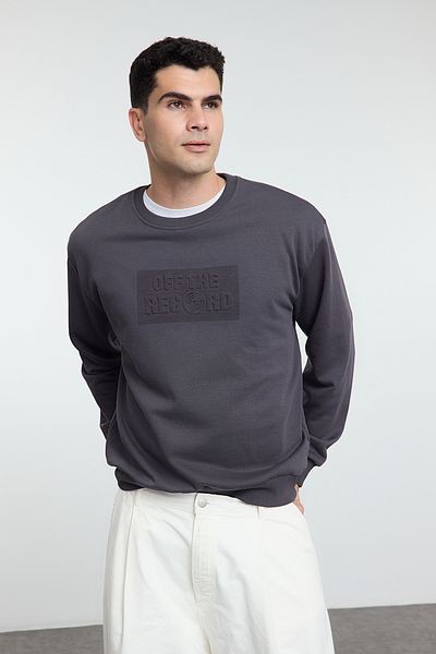Trendyol Collection Antracitová mikina oversize/široký střih s reliéfním potiskem bez šálku TMNAW25SW00048