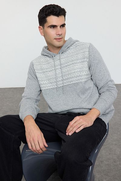 Trendyol Collection Grauer, schmaler Wollpullover mit Kapuze und ethnischem Pullover TMNAW20KZ0198