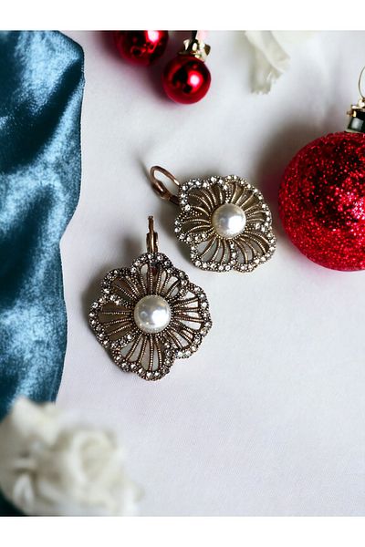 FAYRA ACCESSORIES Pearl Dangle Flower Figure Earrings