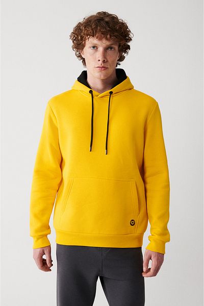 Avva Gelbes Herren-Sweatshirt mit Kapuze und 3 Fäden aus Baumwolle E 001018