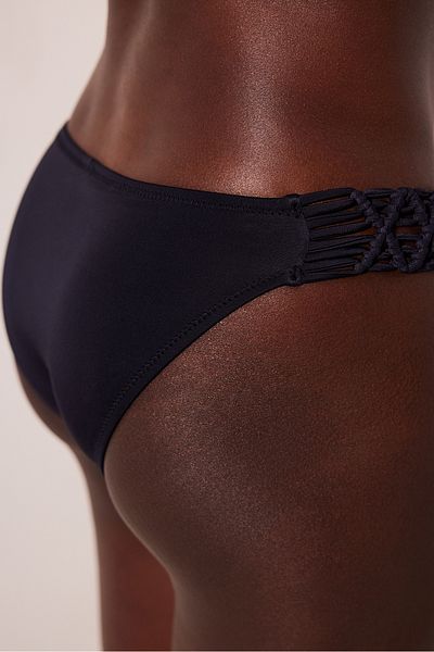 Penti Schwarzes Basic-Bikinioberteil mit Makramee-Muster