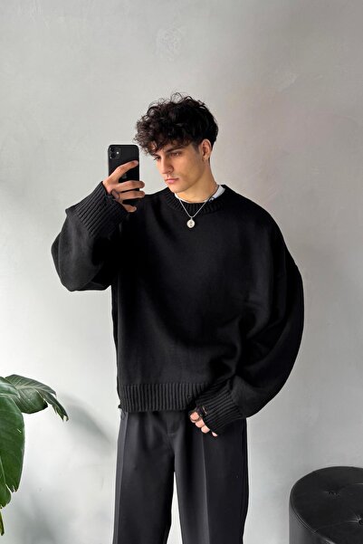 Flaw Wear Poderani model crnog oversize džempera sa okruglim izrezom