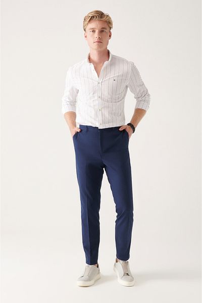 Avva Marineblaue, strukturierte, flexible Herrenhose aus Seersucker mit Seitentaschen A31y3212