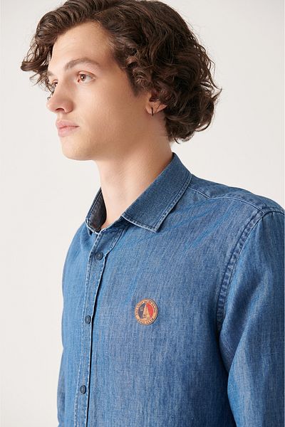 Avva Blaues Herren-Jeanshemd aus Baumwolle mit Druckknopfverschluss und Marine-Aufdruck A31y2224