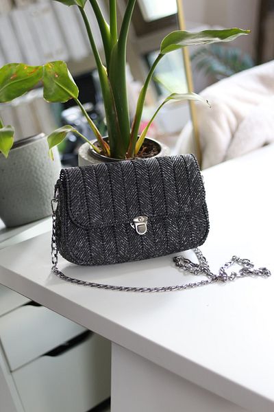 Moom Bag Geantă de umăr cu clemă triunghiulară, argintie, lucrată manual