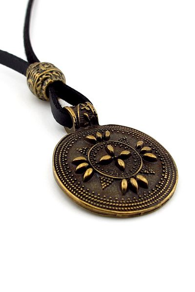 Solfera Authentic Motif Embossed Shield Antique Metal Black Leather Men's Necklace Q0914