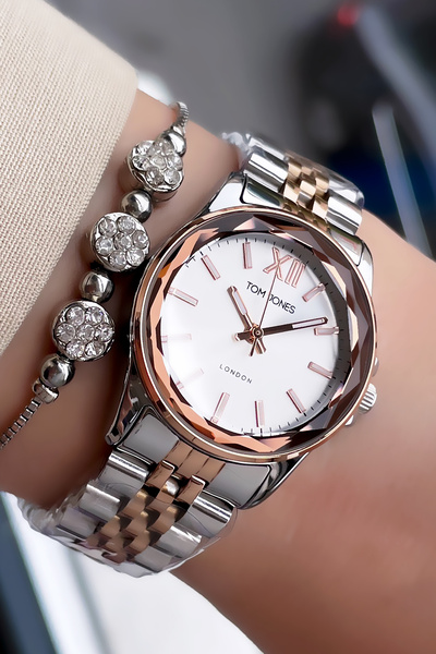 Tom Jones ساعة يد نسائية 3 ATM مقاومة للماء لون فضي وردي مع سوار من الفولاذ هدية Dkh4562c4