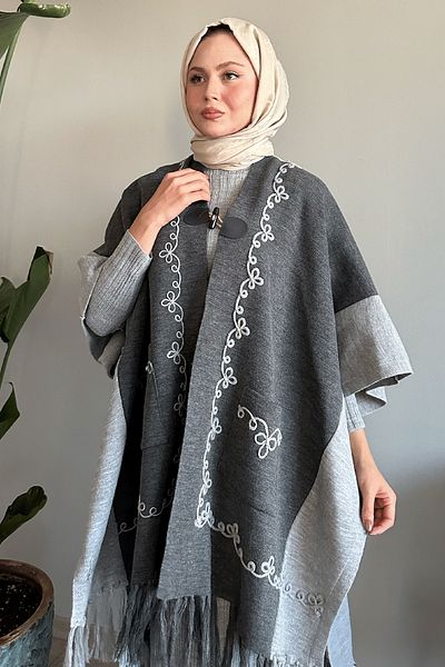 InStyle بونشو تريكو رمادي مطرز بشراشيب