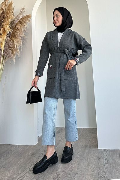 InStyle سترة تريكو رمادية مع جيوب وأكمام مطرزة