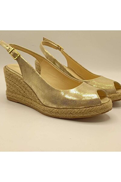 Ametist صندل بكعب عريض من الجلد باللون الذهبي من Terre