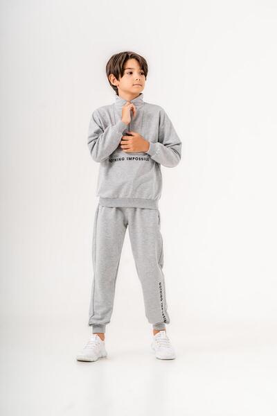 Mışıl Kids Σετ φόρμας για αγόρι με φερμουάρ γιακά και στάμπα ποδιών - NOTHING...