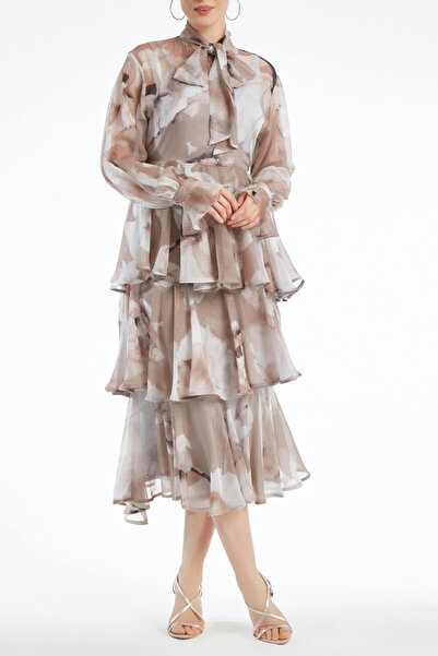 SERPİL Desenli Şifon Kat Kat Volanlı Fiyonk Yaka Bej Elbise 37121